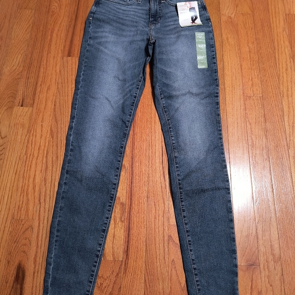NWT Signature by Levi StraussTotally Shaping mid rise skinny jeans,4L or 27Wx32L - Picture 6 of 10